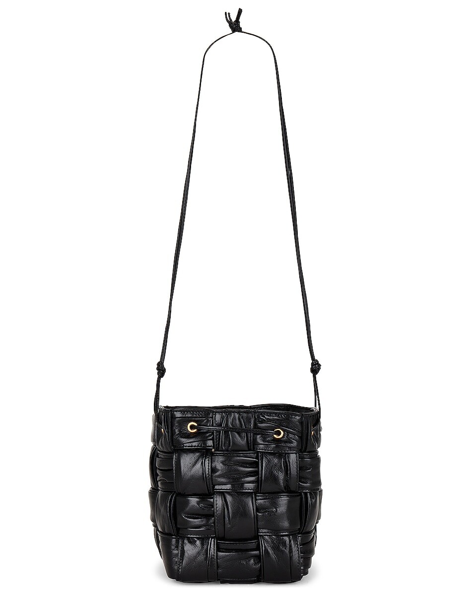 

Сумка Bottega Veneta Small Cross Body Bucket, цвет Black & Gold