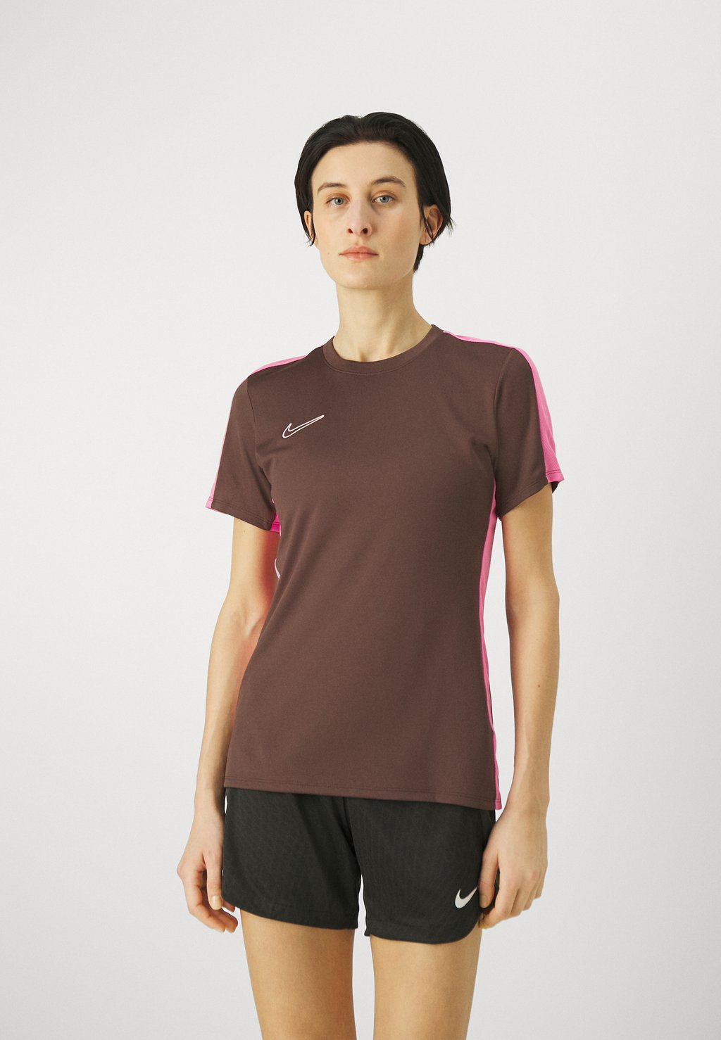 цена Спортивная футболка Academy Branded Nike, цвет baroque brown/playful pink/playful pink