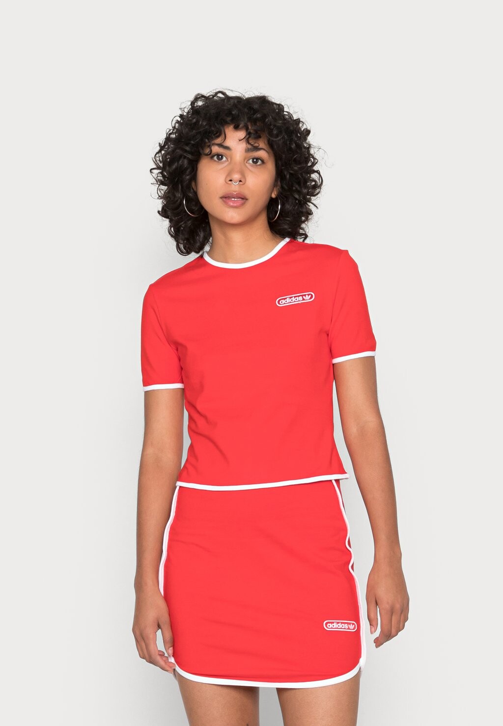

Футболка с принтом adidas Originals, ярко-красный