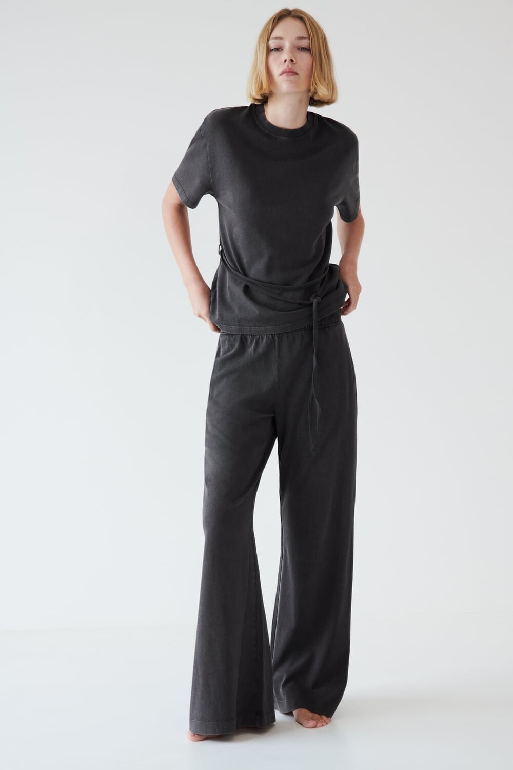 

Брюки с потерянным эффектом ZARA, Черный