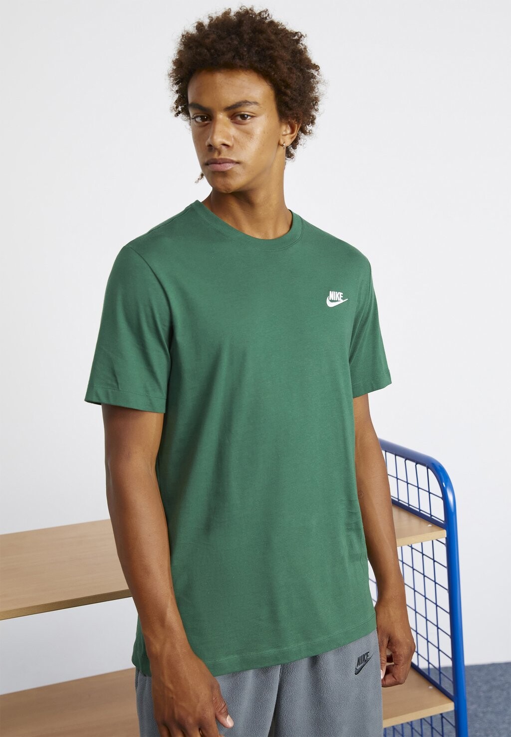 

Базовая футболка CLUB TEE Nike Sportswear, темно-зеленый