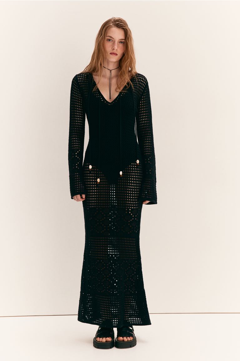 Платье ажурной вязки с лентами из бисера H&M, черный платье длинное v образный вырез длинные рукава 46 серебристый