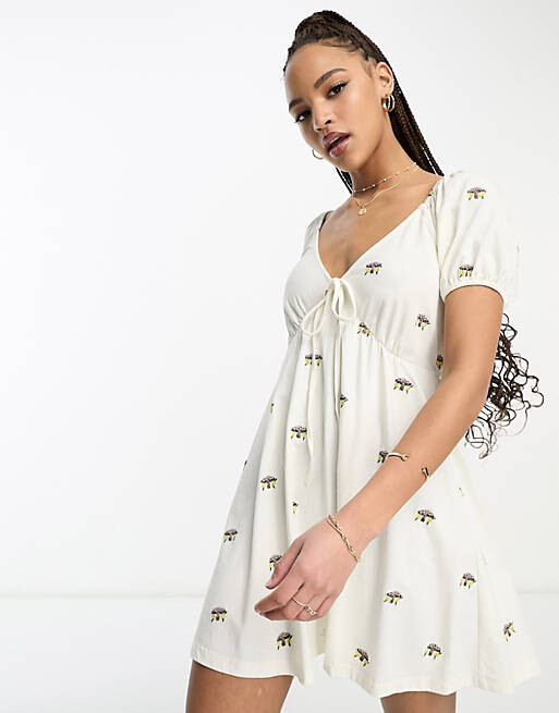 

Платье мини из эрку с v-образным вырезом и вышивкой грибов ASOS DESIGN