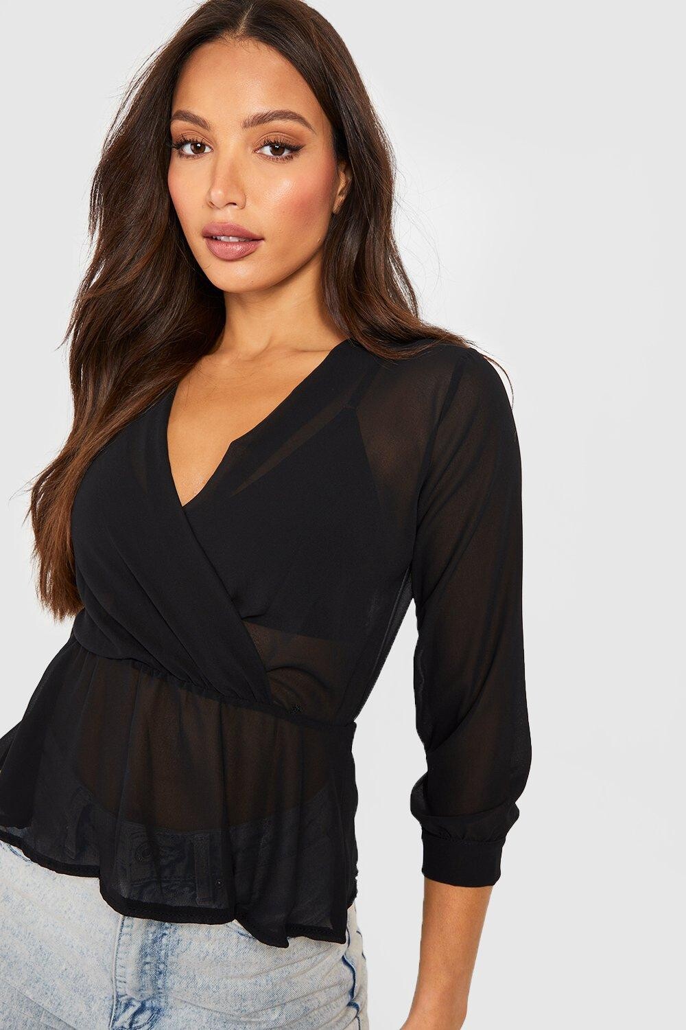 

Высокая блузка с баской с запахом Boohoo, черный
