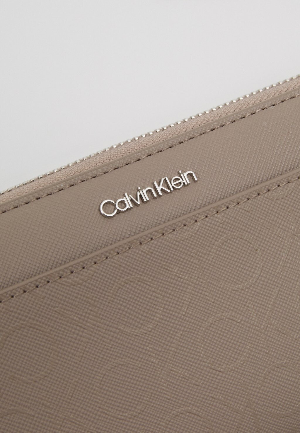 

Кошелек MUST ZIP AROUND Calvin Klein, коричневый