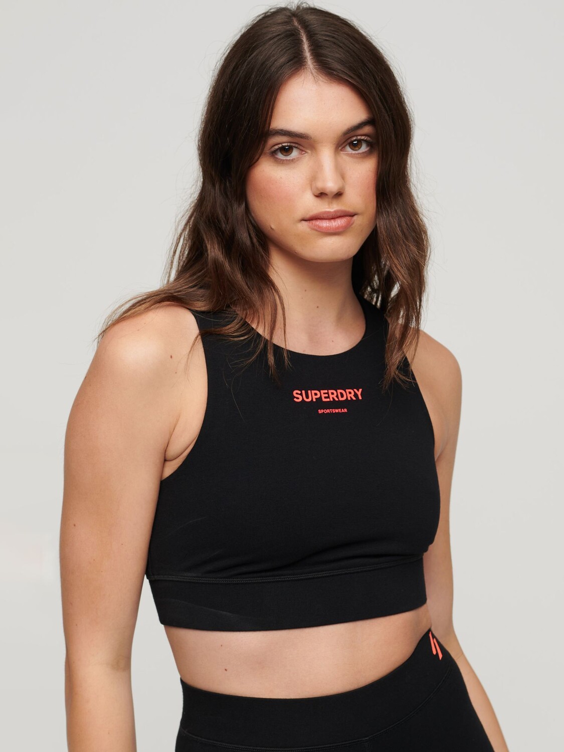 

Топ спортивного бюстгальтера Core Superdry, черный/коралловый