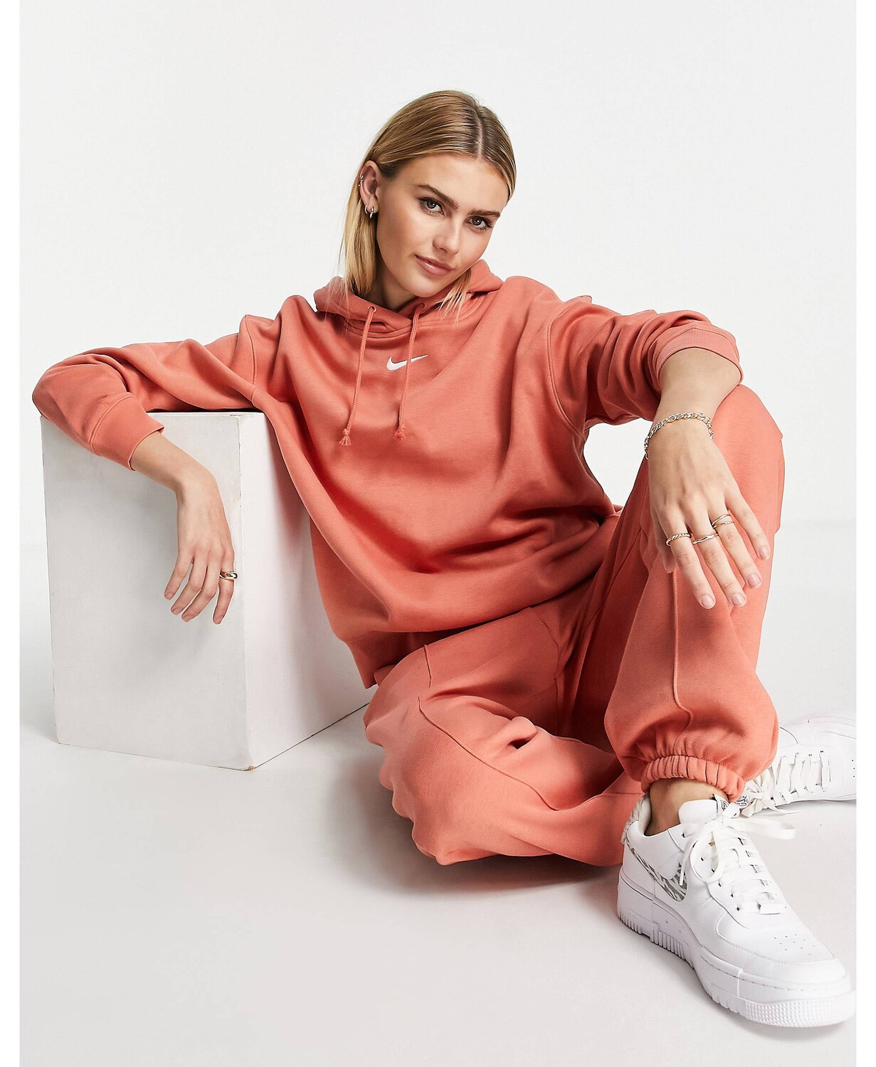 

Объемный пуловер с капюшоном Nike mini swoosh из корня марены, Оранжевый