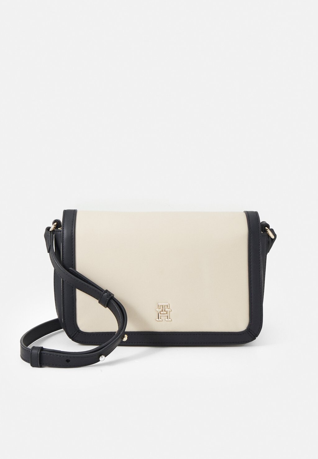 цена Сумка Tommy Hilfiger ESSENTIAL FLAP CROSSOVER, цвет white clay/black