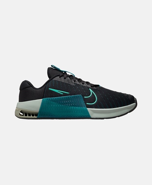 

Спортивная обувь Nike, бензин