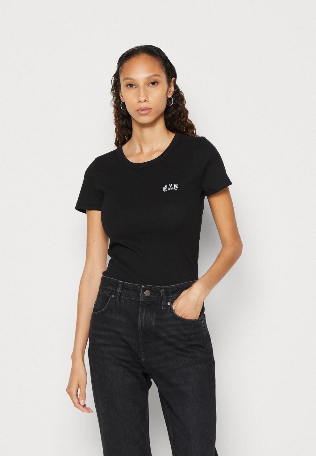 

Базовая футболка GAP, черный