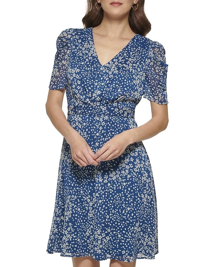 

Платье DKNY Puff Sleeve Printed V-Neck, цвет Deep Ocean