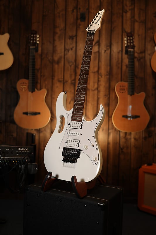 

Электрогитара Ibanez Steve Vai Signature JEMJR White 0058