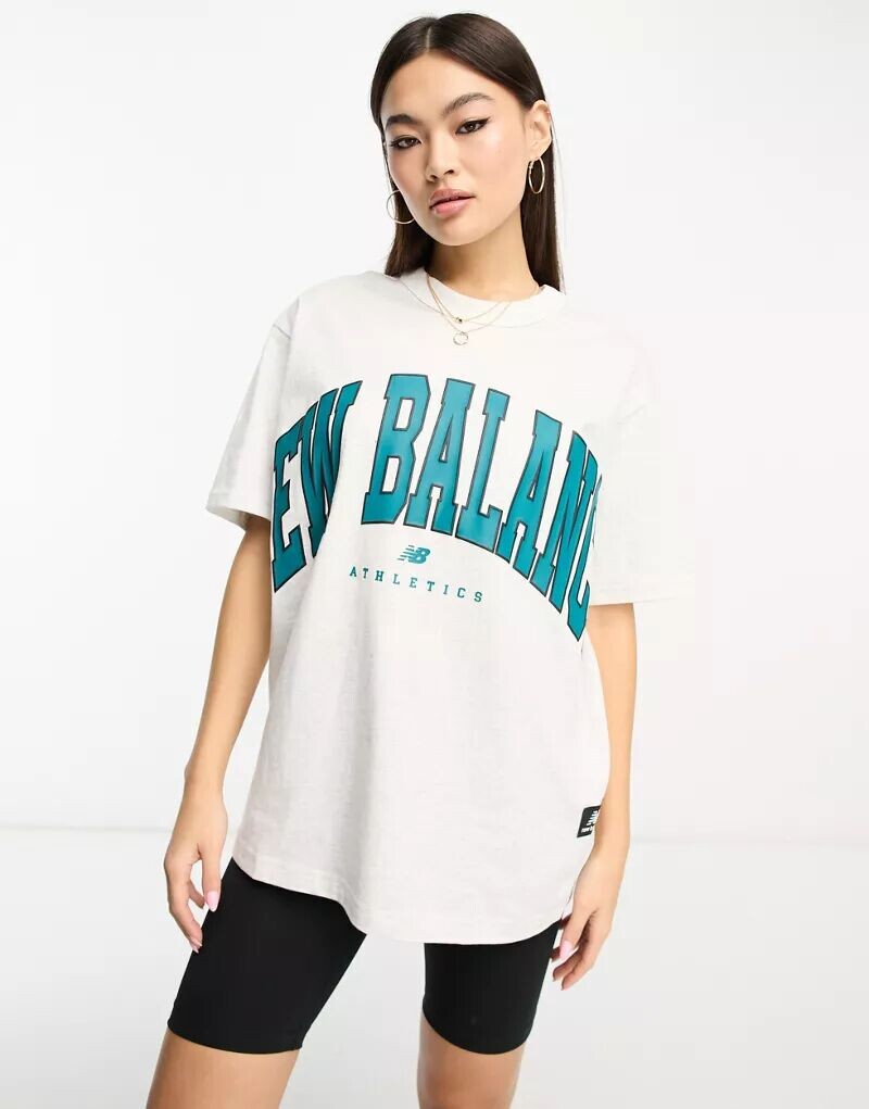 

Белая футболка с большим логотипом New Balance