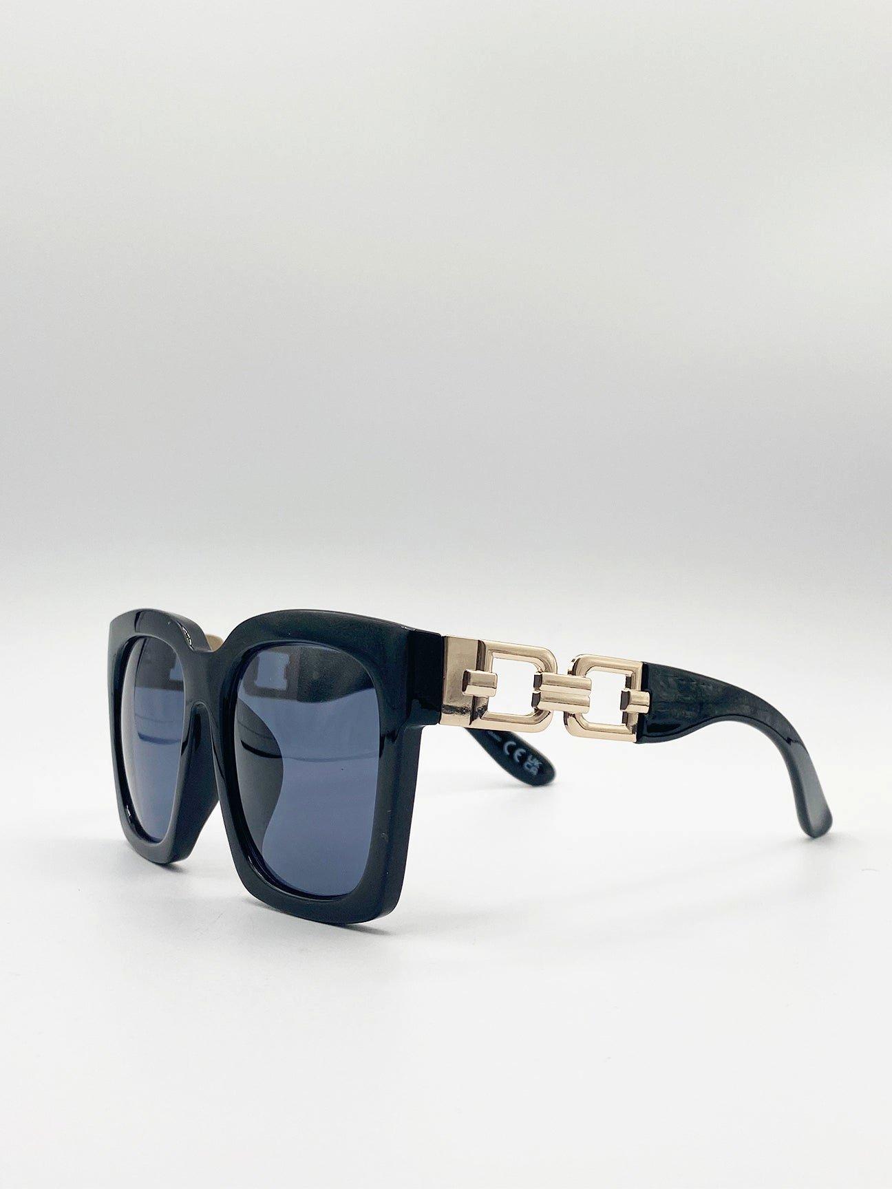 цена Большие солнцезащитные очки с золотой цепочкой SVNX, черный