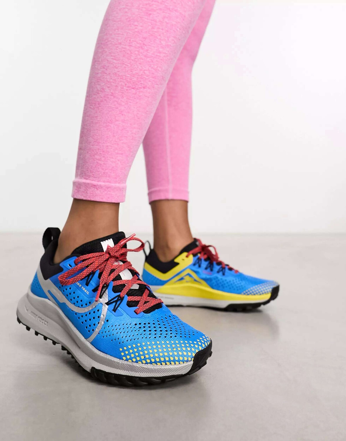 

Синие и желтые кроссовки Nike React Pegasus Trail 4, Синий