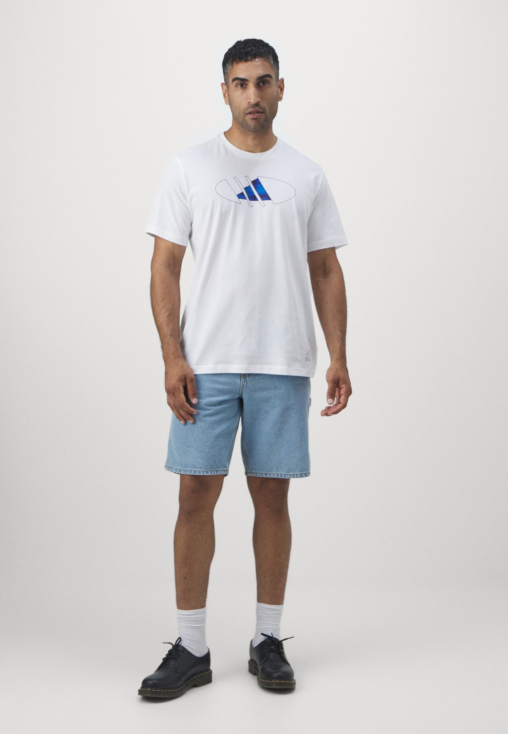 

Принт на футболке LOGO TEE adidas, белый