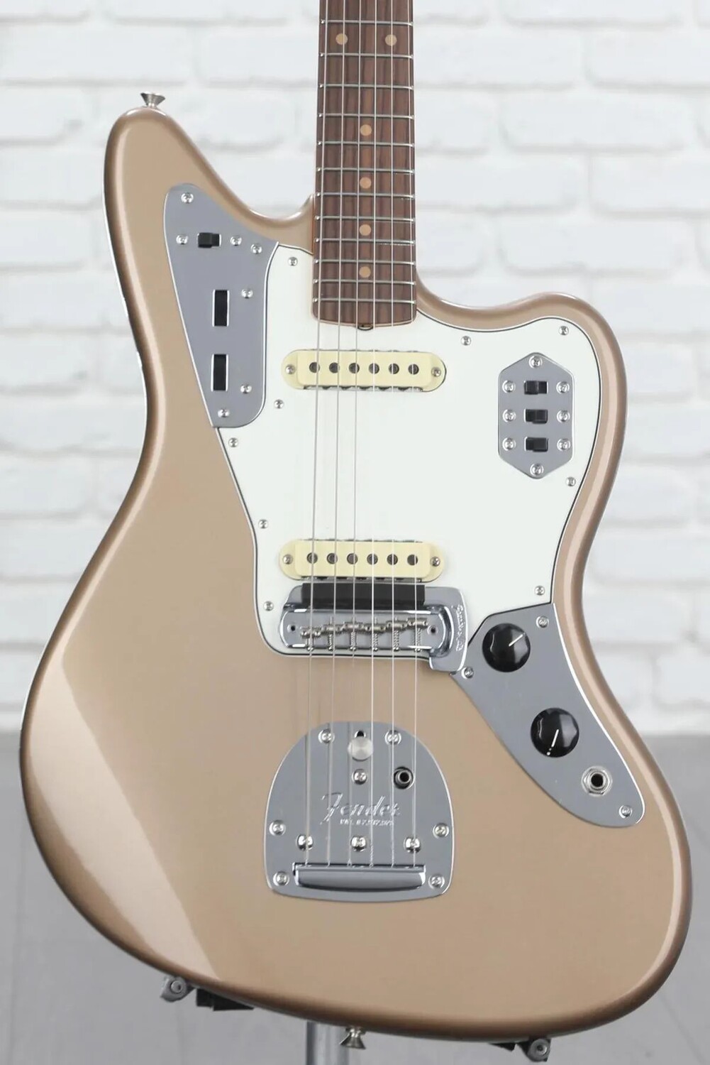 

Новая классическая электрогитара Fender Custom Shop '63 Jaguar DLX Closet — Aged Shoreline Gold