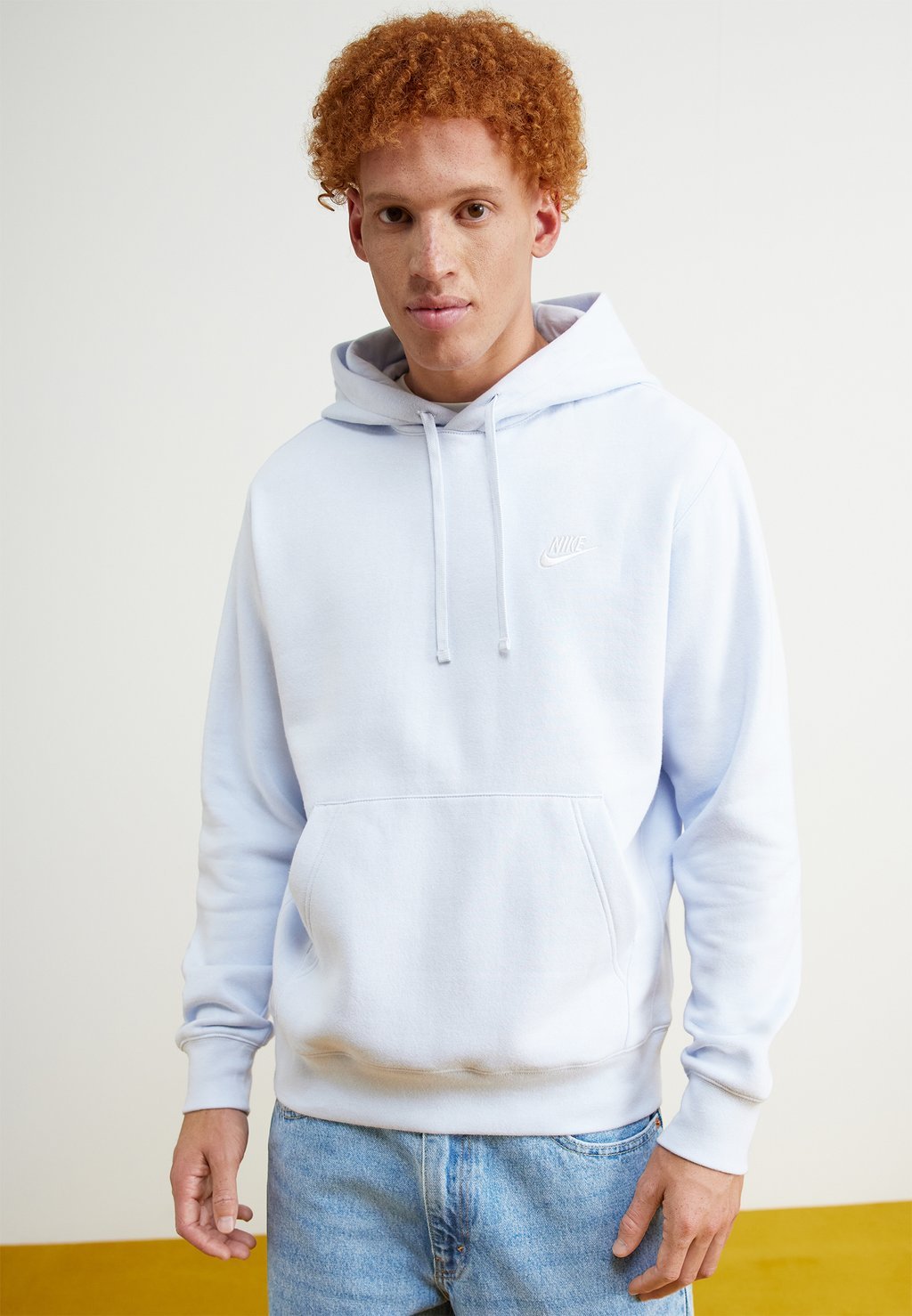 

Толстовка CLUB HOODIE Nike, футбольный серый/белый