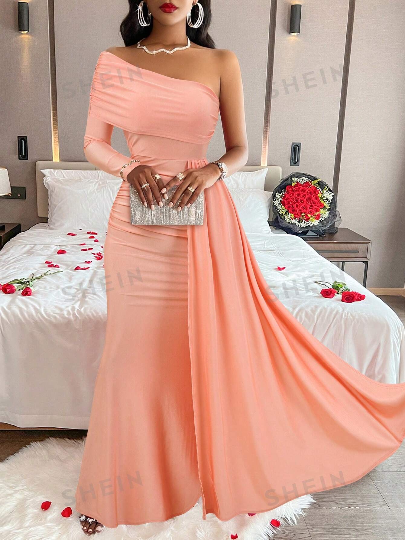 Элегантное платье с открытыми плечами и длинными рукавами, пыльный розовый