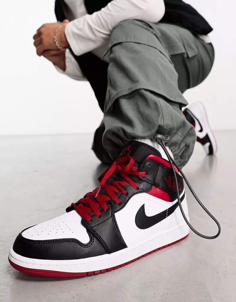 

Черные, спортивные красные и белые кроссовки Nike Air Jordan 1 Mid