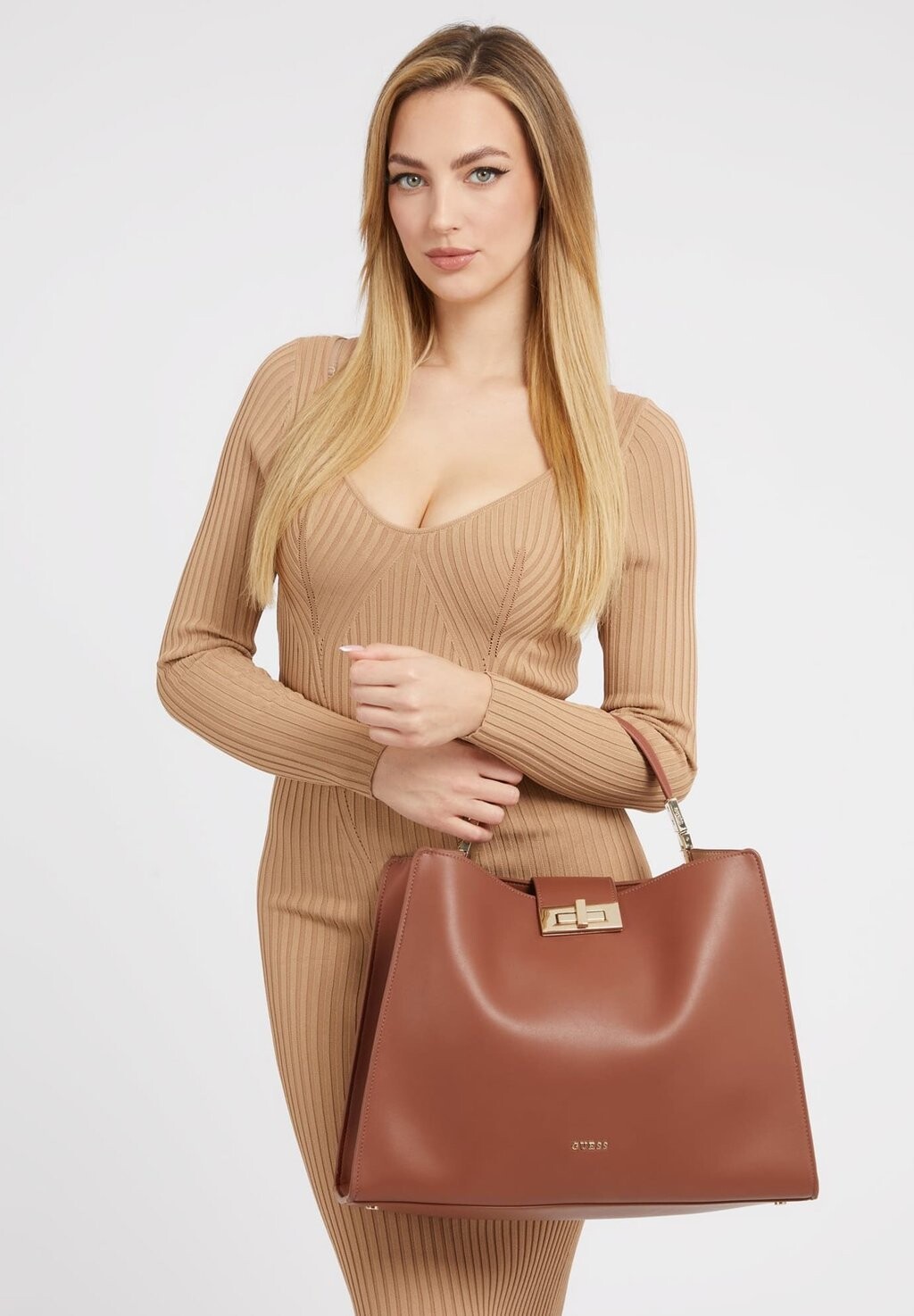 

Сумка Guess, коричневый