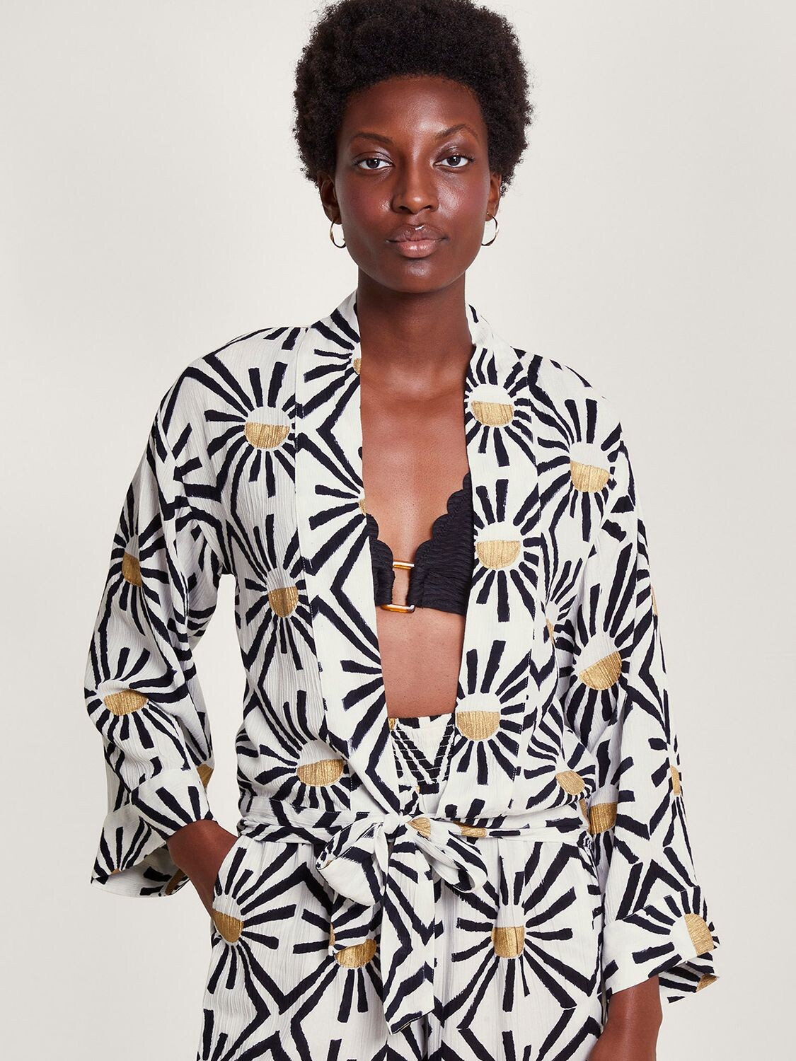 

Топ Zamora с геометрическим принтом Sun и завязкой спереди Monsoon, белый/мульти