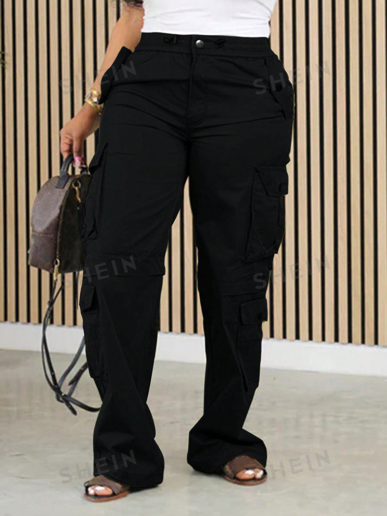 цена Женские однотонные брюки-карго простого дизайна с карманами, черный