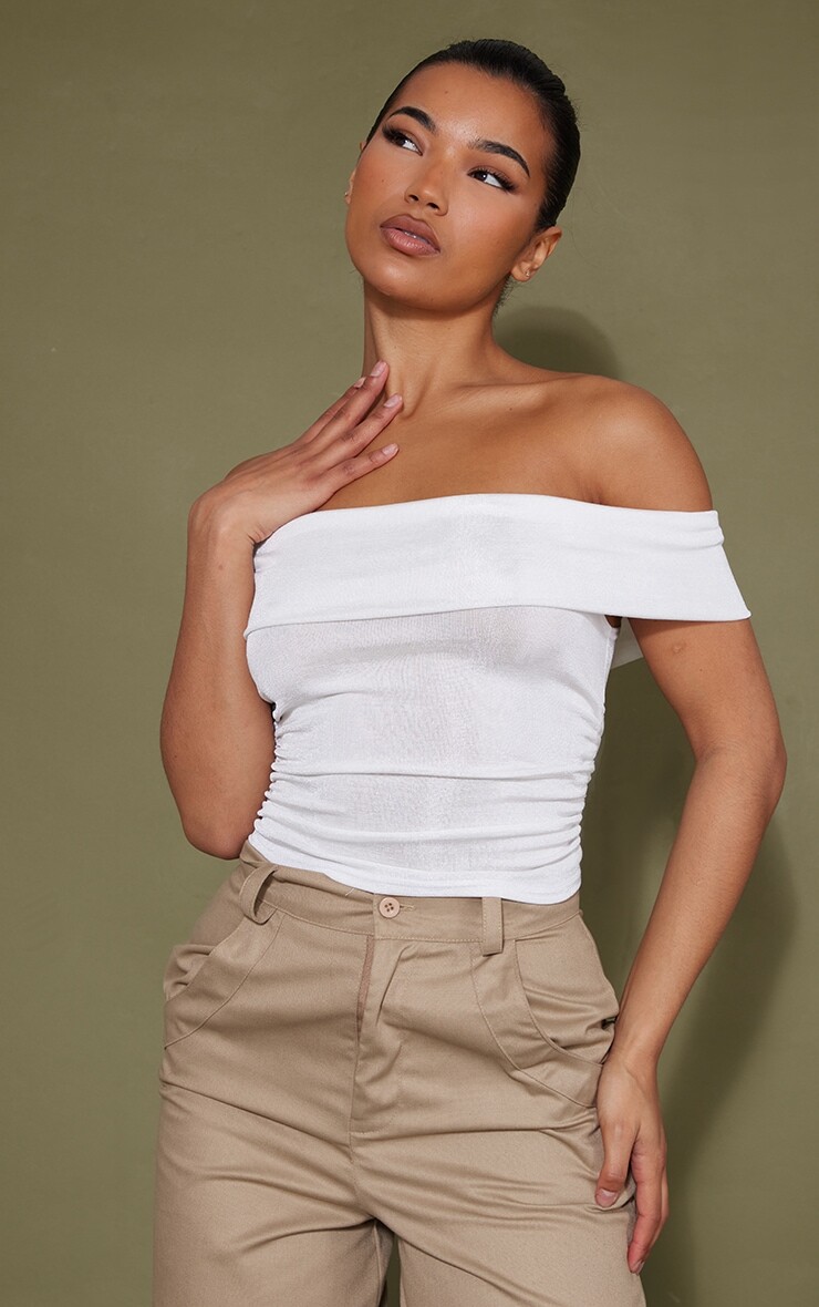 

PrettyLittleThing Белый обтягивающий топ с открытыми плечами и складками из ацетата