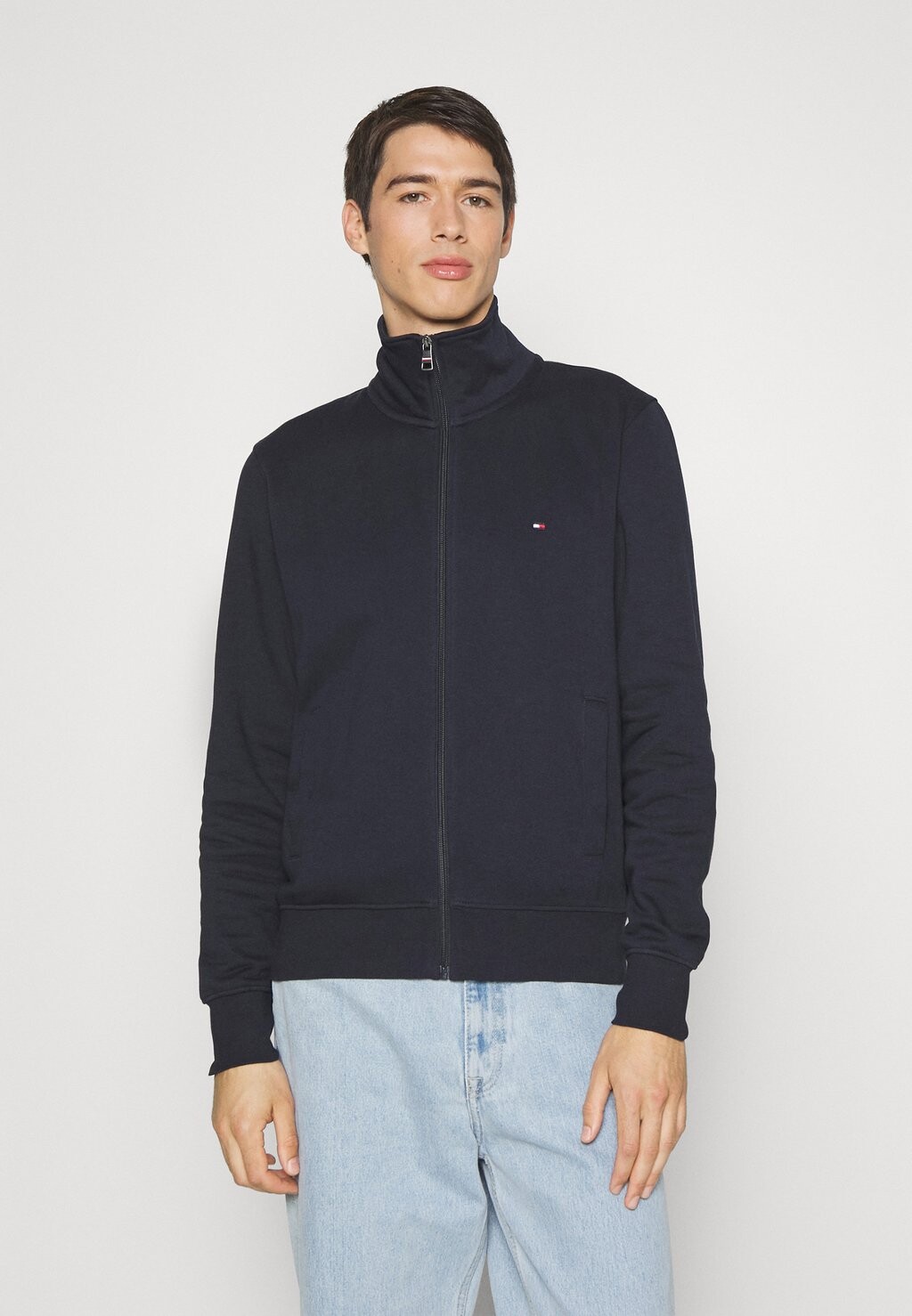 

Толстовка на молнии Tommy Hilfiger FLAG LOGO STAND ZIP THRU, цвет desert sky