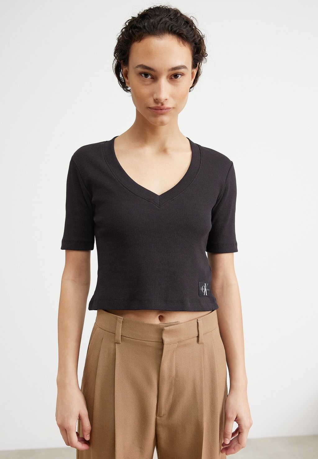 

Футболка базовая LABEL V-NECK TEE Calvin Klein Jeans, цвет black