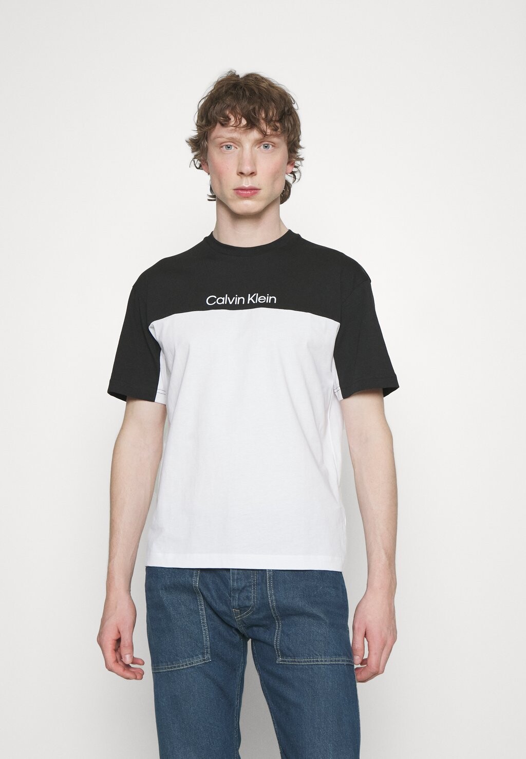 

Футболка с принтом Calvin Klein, черный