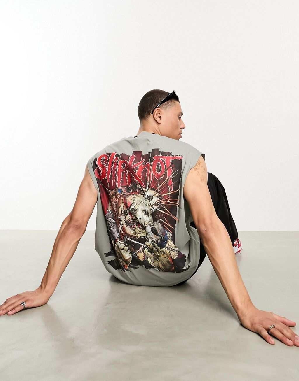 

Серый оверсайз-жилет с графикой Slipknot ASOS DESIGN