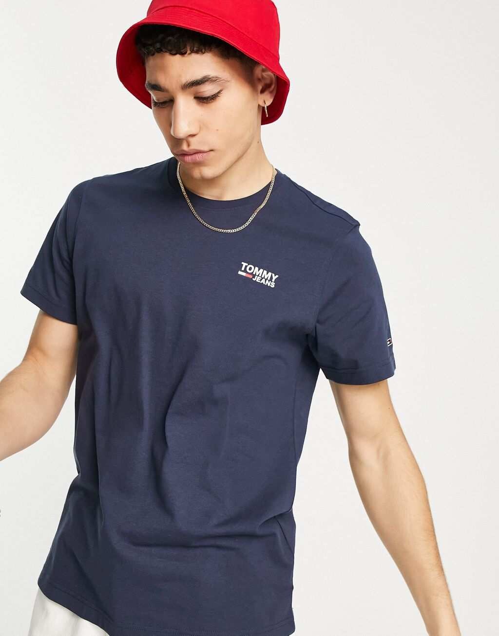

Темно-синяя футболка с логотипом и флагом Tommy Jeans