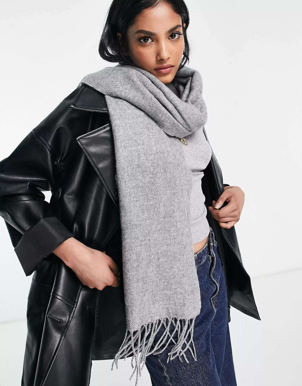 

Серый мягкий шарф с кисточками ASOS