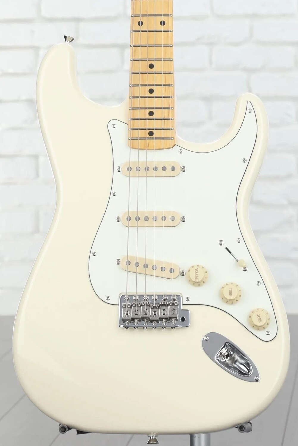 

Модифицированная электрогитара Stratocaster 60-х годов Fender JV — олимпийский белый цвет
