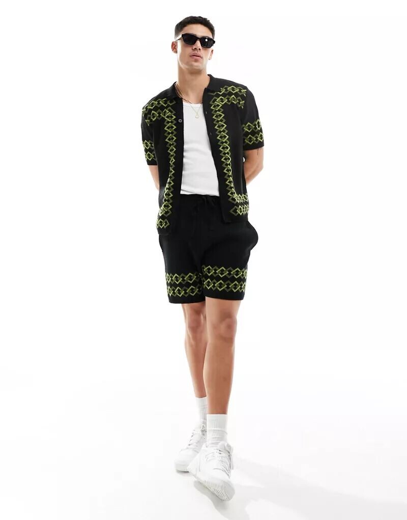 

Черные трикотажные шорты с зеленой окантовкой ASOS