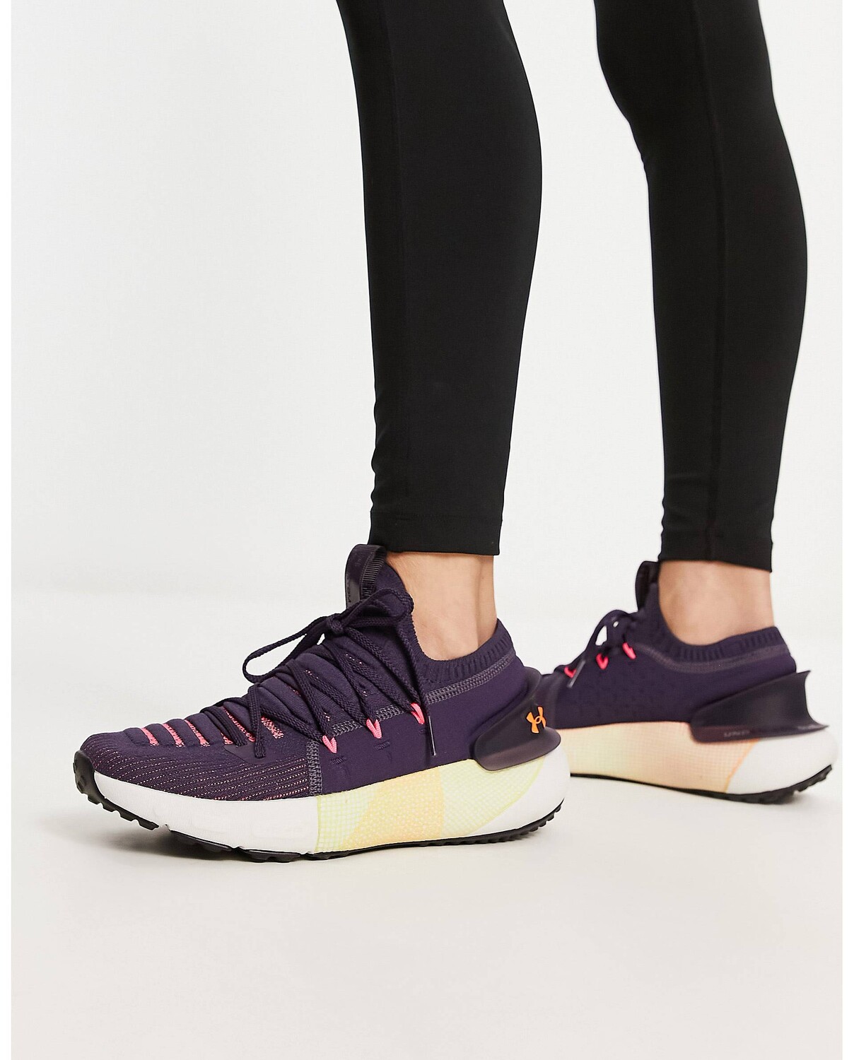

Фиолетовые и розовые кроссовки Under Armour Running HOVR Phantom 3