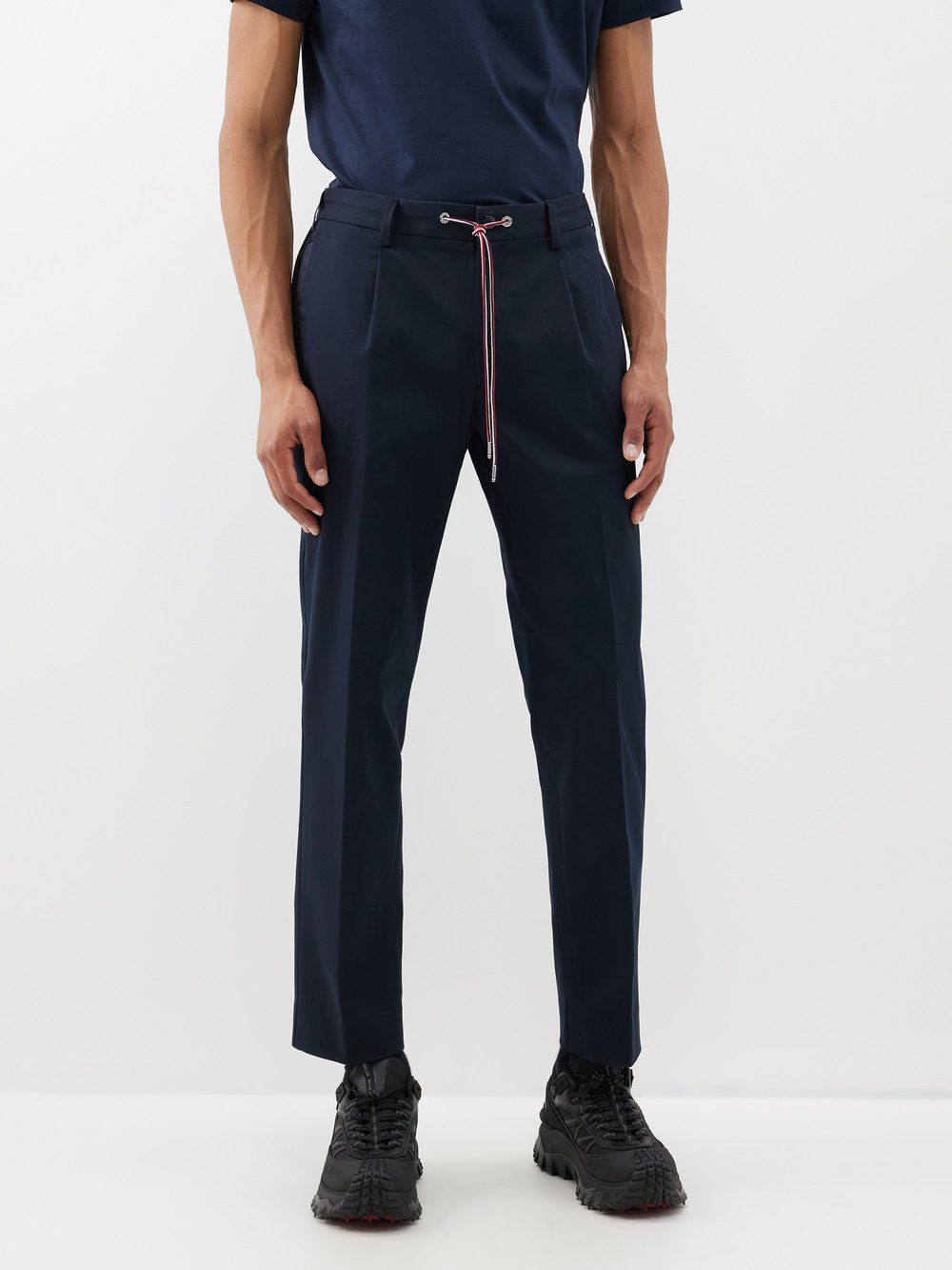 цена Саржевые брюки со складками на эластичной талии Moncler, синий