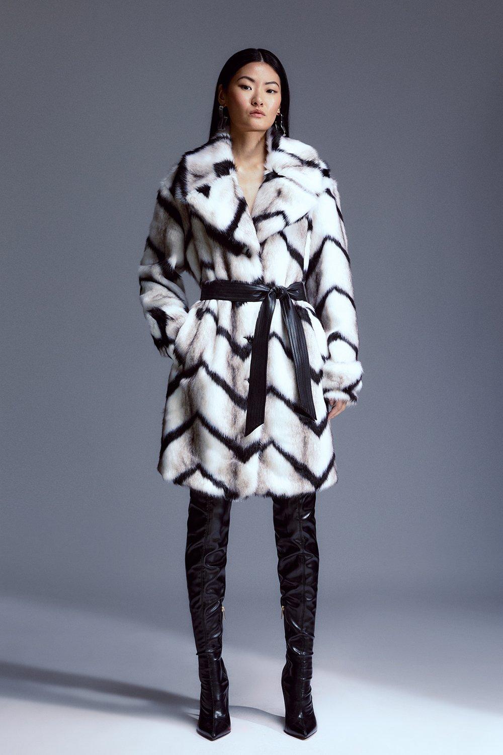 Длинное пальто Mono с поясом из искусственного меха Karen Millen, мультиколор пальто из искусственного меха длинное зимнее утепленное однотонное приталенное с капюшоном из искусственного меха