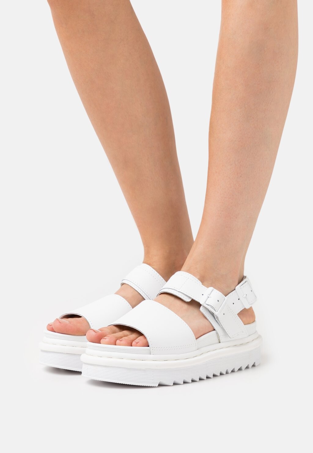 

Босоножки на платформе Dr. Martens