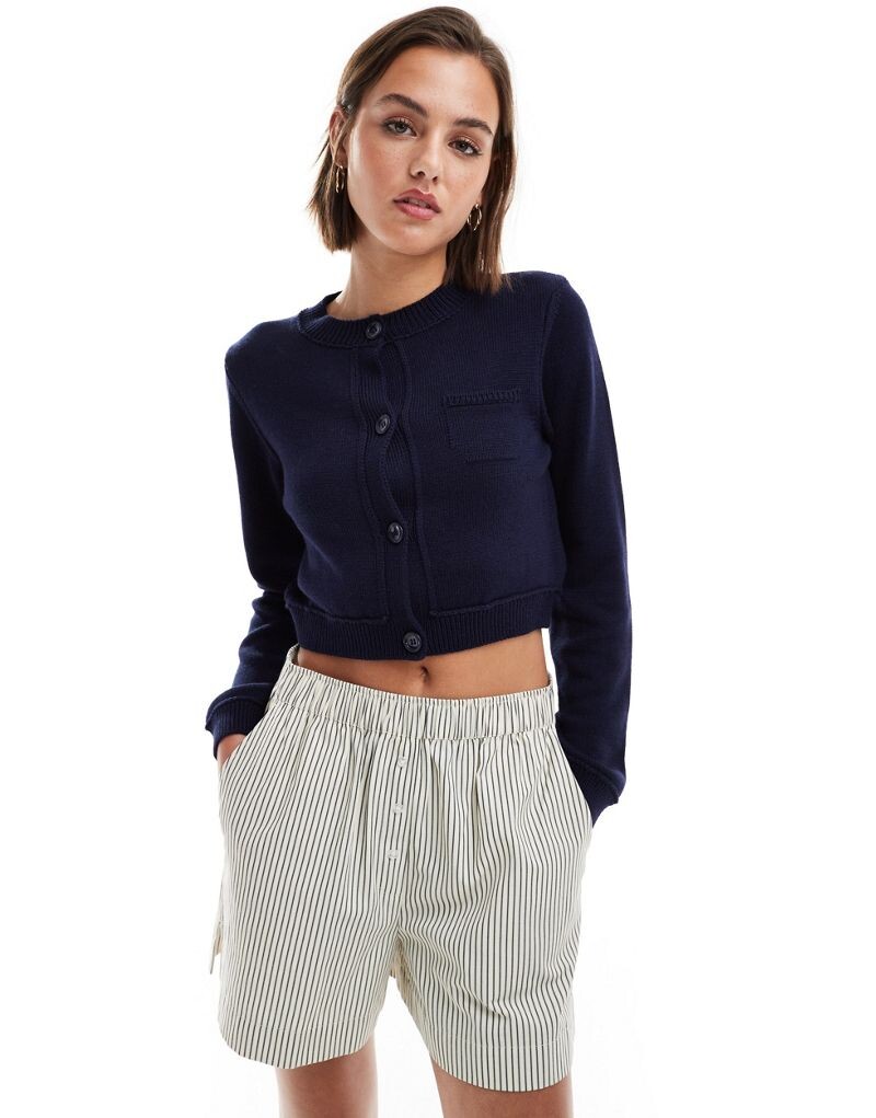 

Короткий темно-синий кардиган из смесового хлопка с карманом ASOS DESIGN