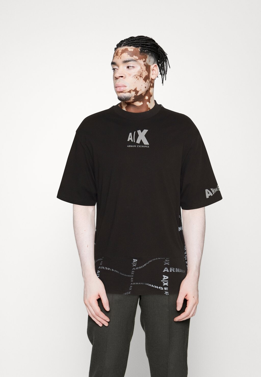 

Футболка с принтом Armani Exchange, черный
