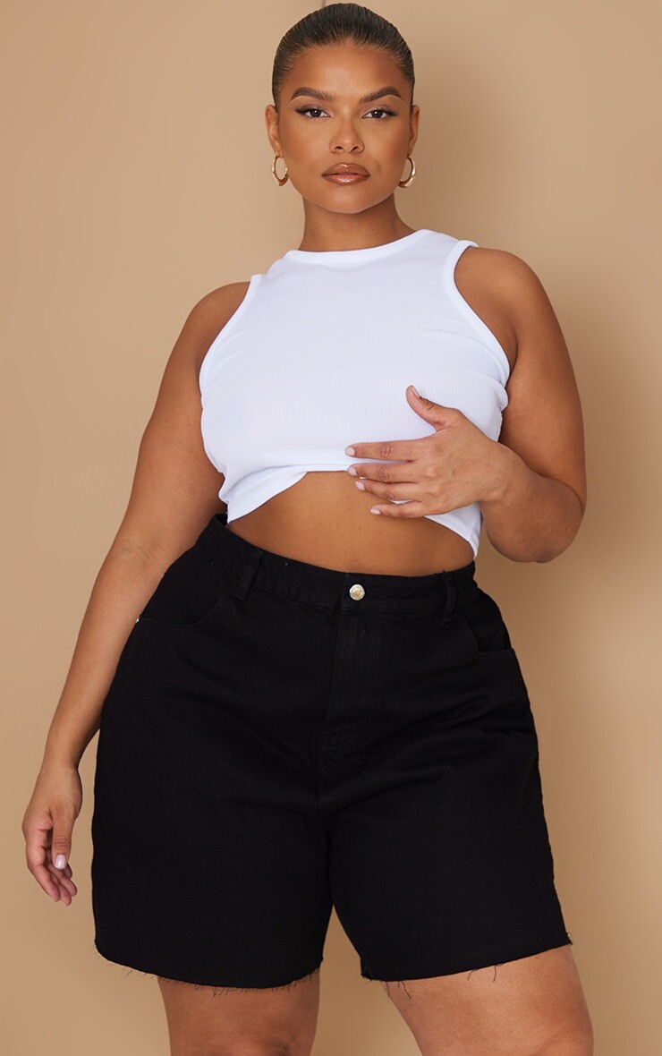 

PrettyLittleThing Плюс черные джинсовые шорты свободного кроя для девушки