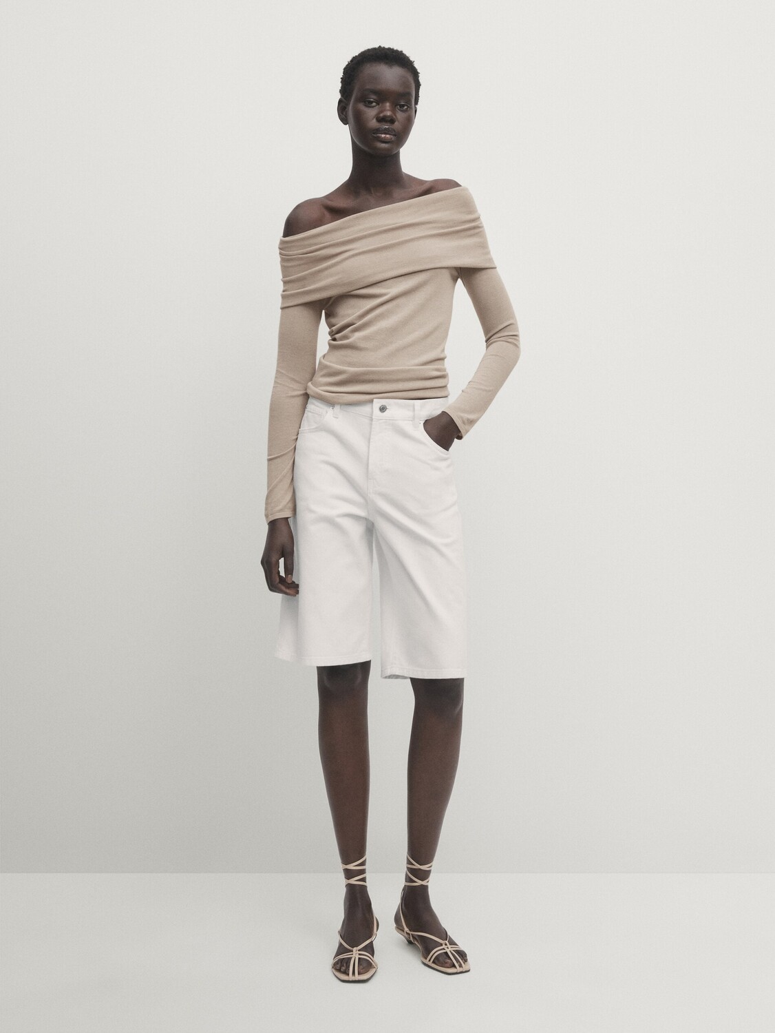 

Вязаный свитер с длинными рукавами и открытыми плечами Massimo Dutti, бежевый