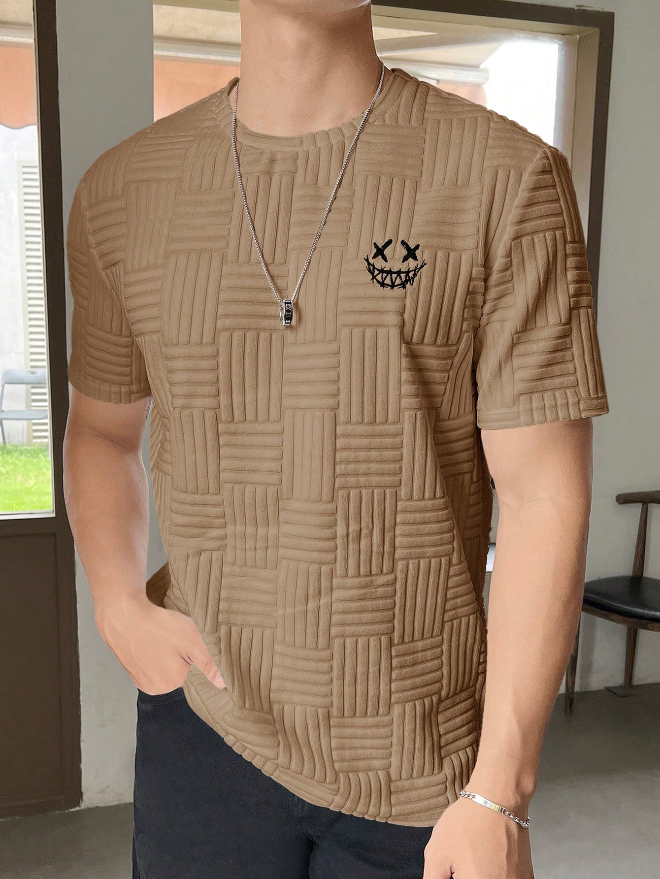 Мужская текстурированная футболка Manfinity Hypemode с вышитым выражением лица, кофейный коричневый