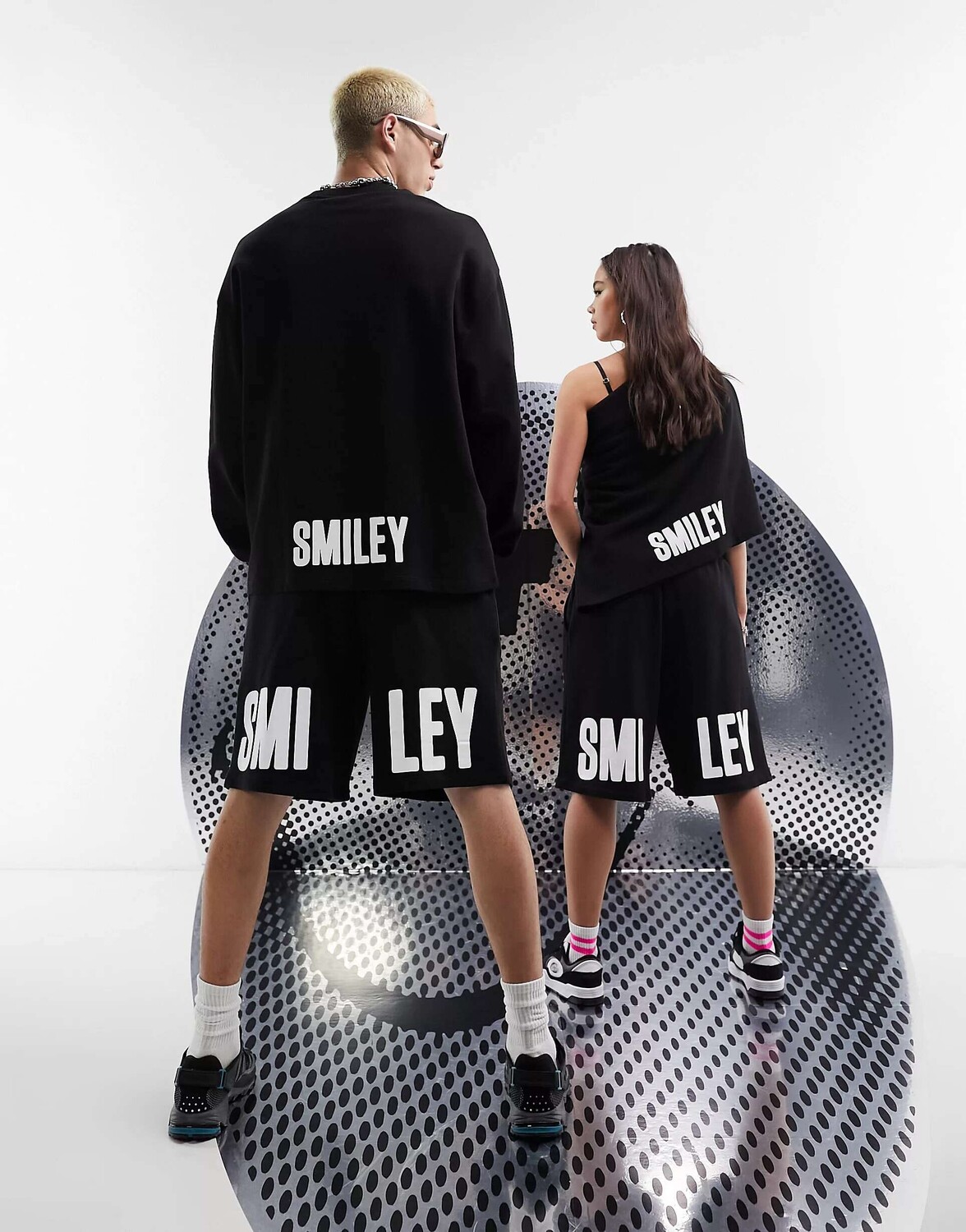 

Черные шорты унисекс с принтом смайликов ASOS Smiley Collab