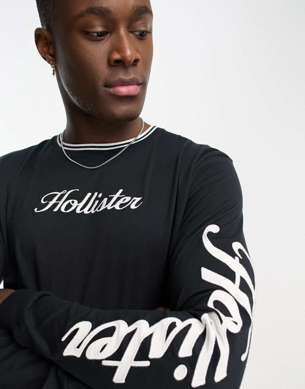 

Черный топ с длинными рукавами и логотипом на рукавах Hollister