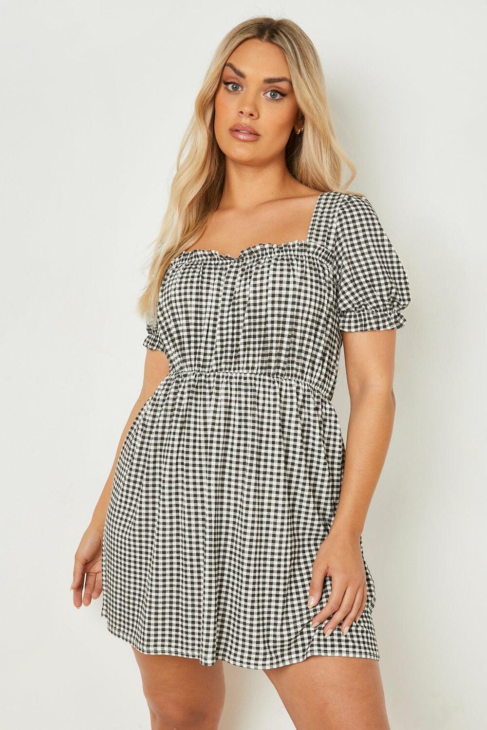 

Свободное платье Plus в клетку с пышными рукавами boohoo, черный