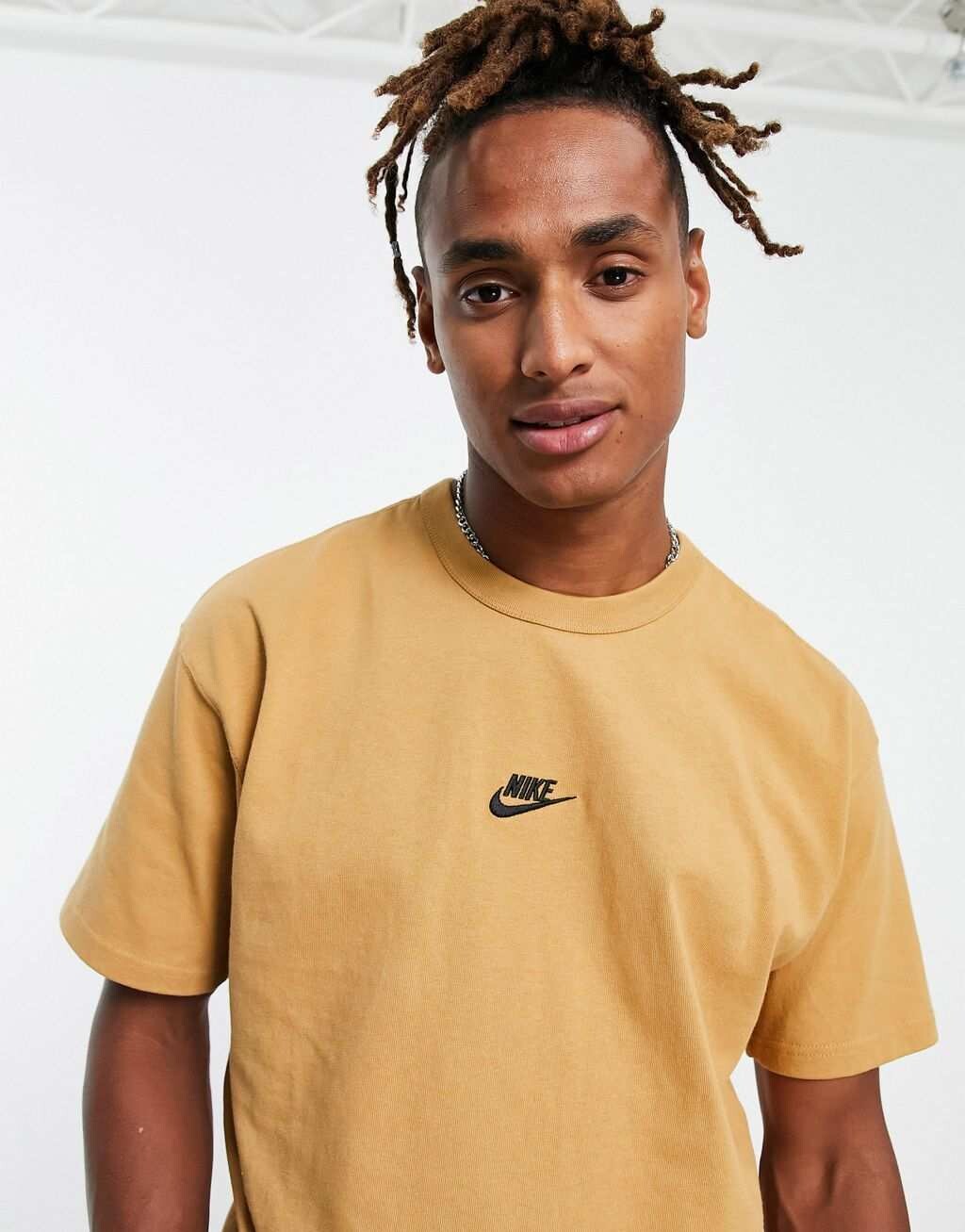 

Тяжёлая футболка Nike Premium Essentials элементарного золота
