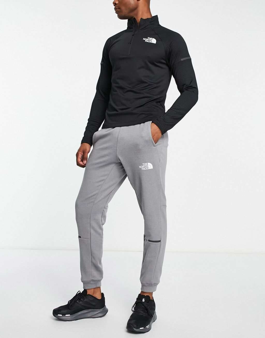 

Серые флисовые джоггеры The North Face Training Mountain Athletics